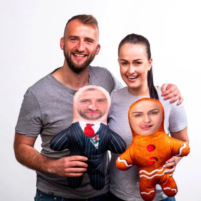 Mladý pár s vtipnými polštářky