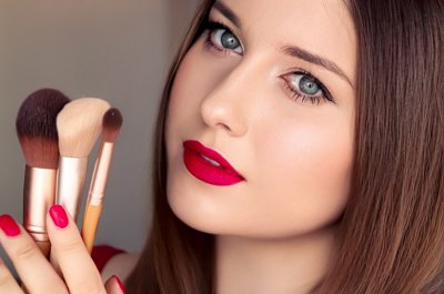 Žena s make-up štětci v rukou