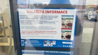 Varování Lidl na dveřích supermarketu ke stažení čokoládových preclíků