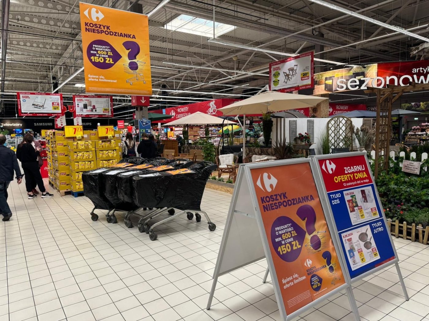 Polský supermarket Carrefour, nákupní vozíky s černou fólií