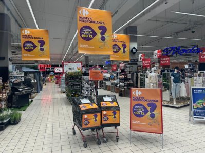 Polský supermarket Carrefour, nákupní vozíky s černou fólií