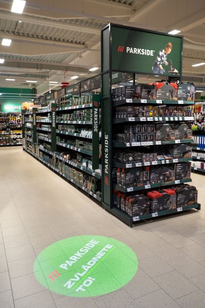 Regály s nářadím Parkside v prodejně Kaufland