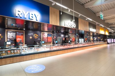 Obslužné pulty s rybami, masem a uzeninami v prodejně Kaufland