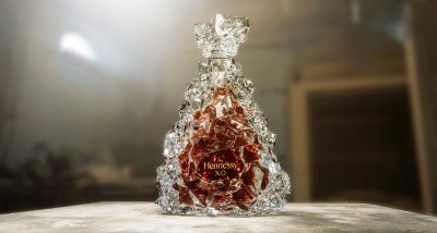 Luxusní skleněná láhev koňaku Hennessy
