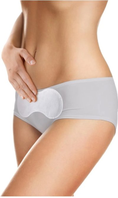 Žena má menstruační náplast
