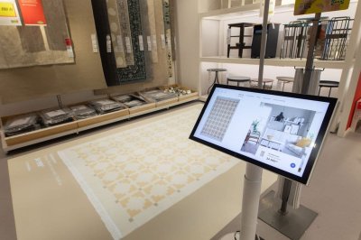 Interiér obchodního domu IKEA, dotykový kiosek