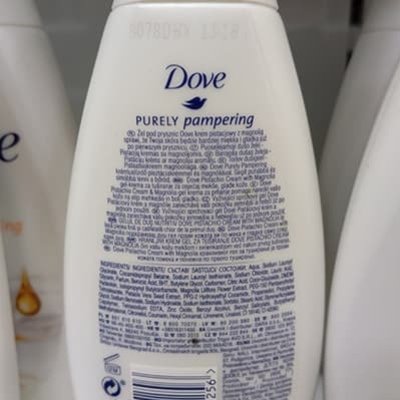 Zadní strana sprchového gelu Dove