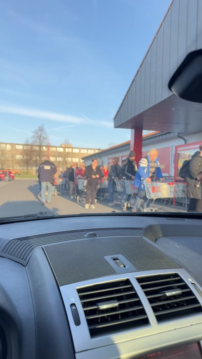 Fotka z auta na řadu zákazníků před prodejnou PENNY v Uherském Hradišti