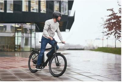 Muž jede na městském elektrokole