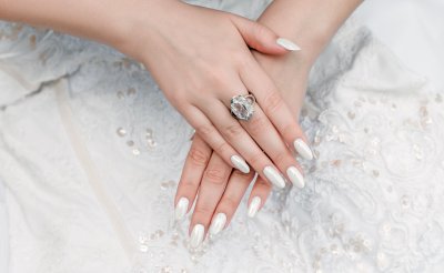 Bílá manikúra