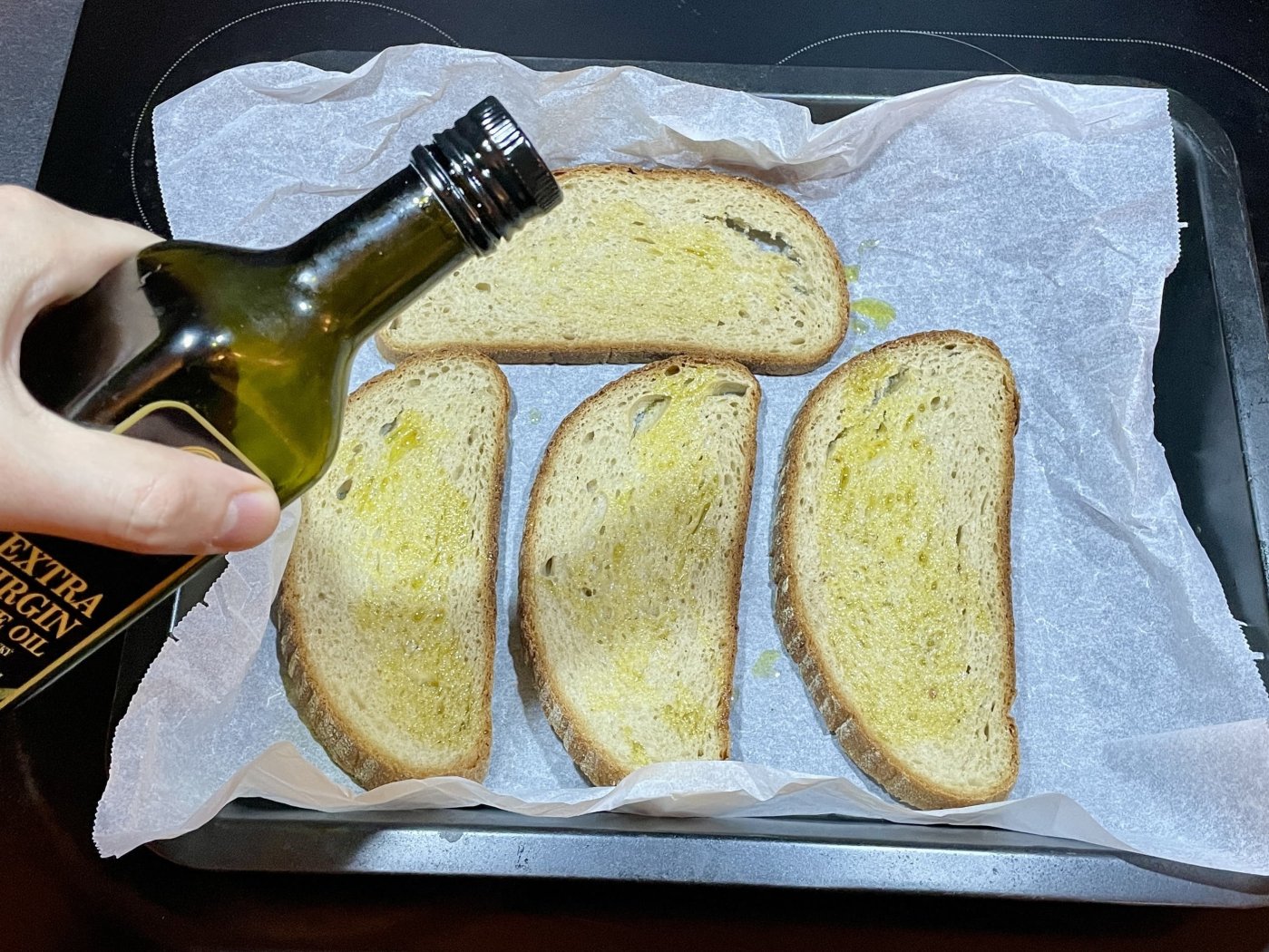Nalévání oleje na krajíce chleba