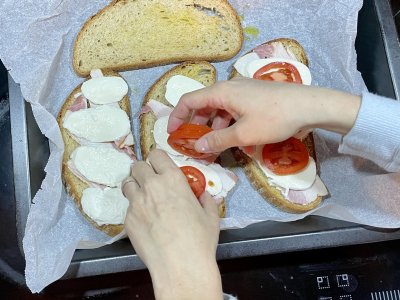 Dávání rajčat na krajíce chleba