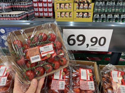Cherry rajčata v supermarketu