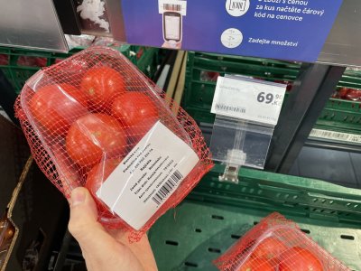 Velká rajčata v supermarketu
