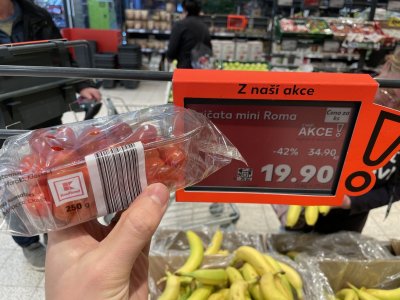 Rajčata Mini Roma v supermarketu