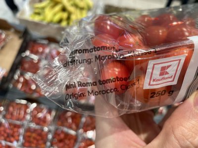 Rajčata Mini Roma v supermarketu