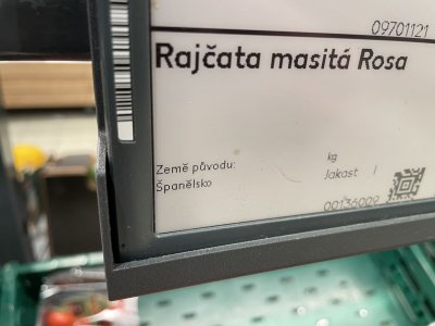 Cedulka s popisem rajčat v supermarketu