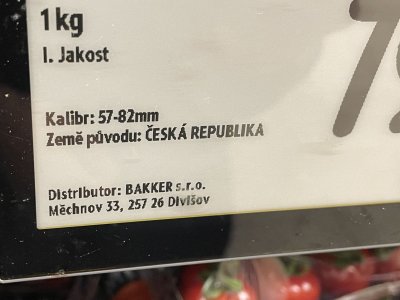 Cedulka s popisem rajčat v supermarketu