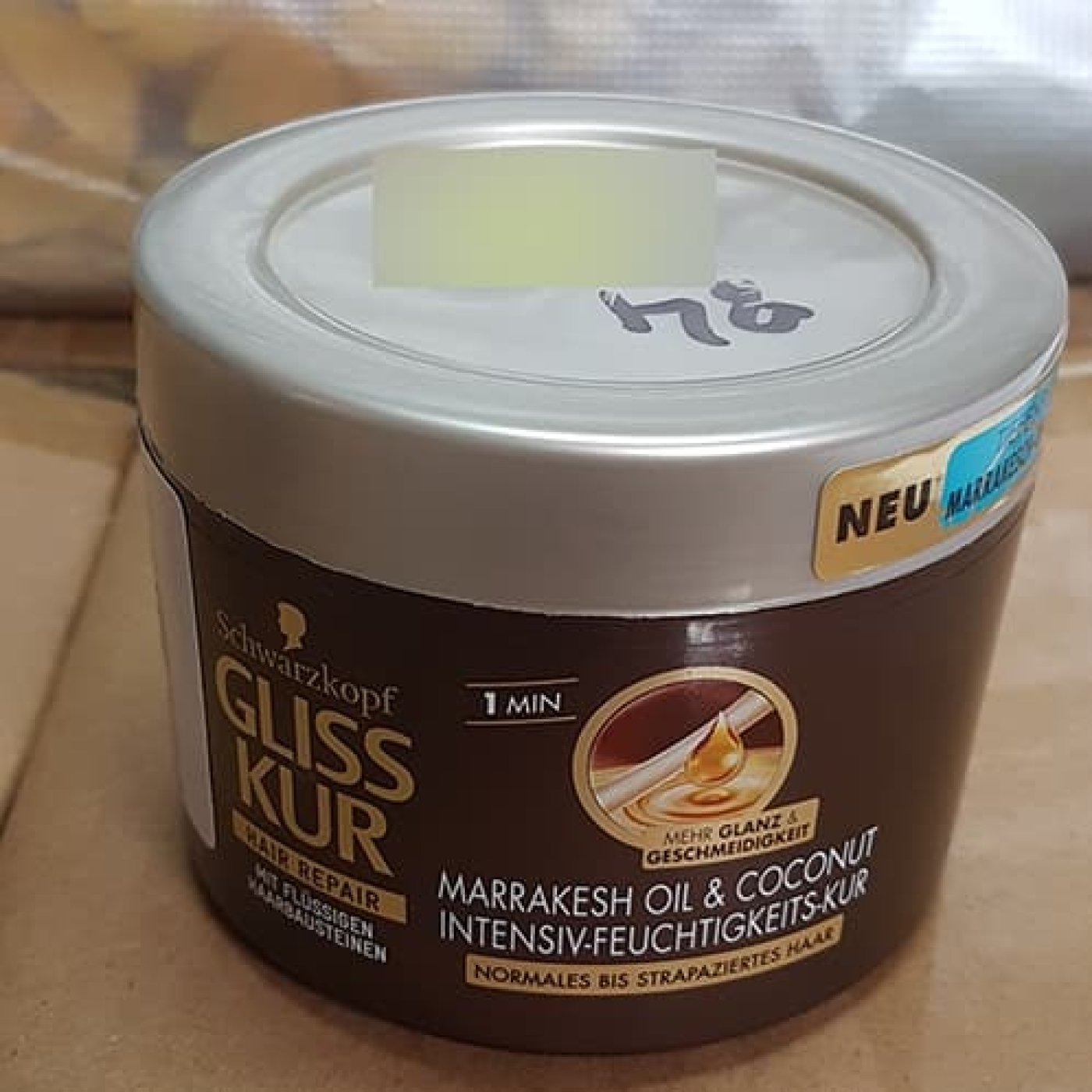 Krabička s produktem Gliss Kur