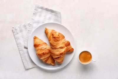 Tři croissanty a šálek kávy