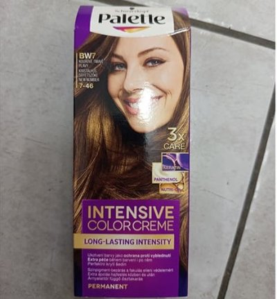 Barva na vlasy v produktovém obalu