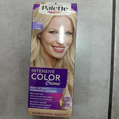 Barva na vlasy v produktovém obalu