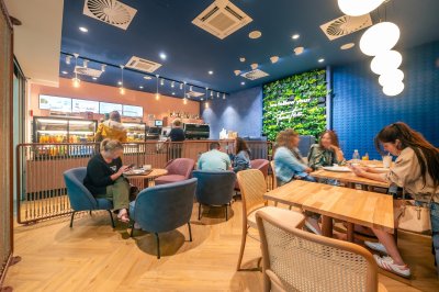 Interiér moderní kavárny