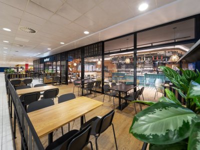 Interiér moderní restaurace