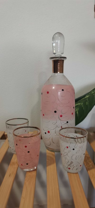 Karafa na alkohol a panáky