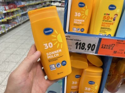 Opalovací krémy v obchodě