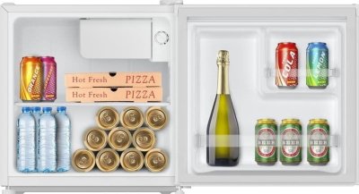 Mini lednice s nápoji a pizzou