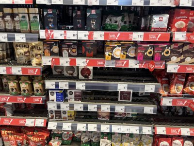Regály s kávou v chorvatském supermarketu