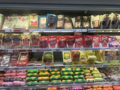 Uzeniny v chorvatském supermarketu