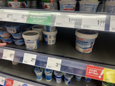 Mléčné výrobky v chorvatském supermarketu