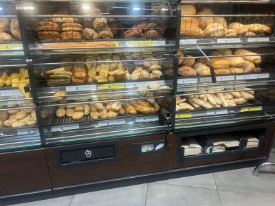Pečivo v chorvatském supermarketu