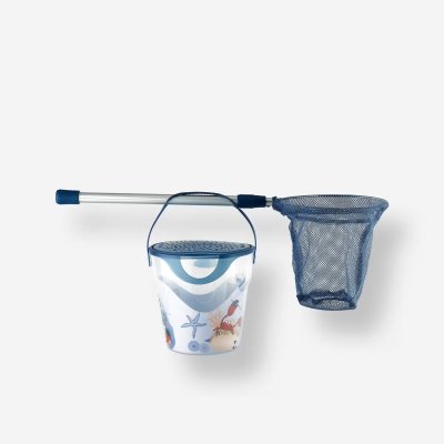Modrá síťka na ryby a modro-bílý kyblíček