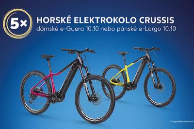Dvě horská kola na modrém pozadí