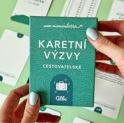 Ženské ruce držící cestovatelské karetní výzvy