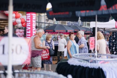 Zákazníci před prodejnou Woolworth
