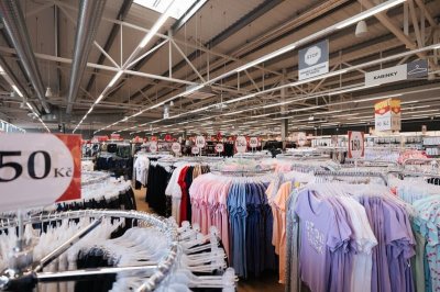 Oblečení v prodejně Woolworth