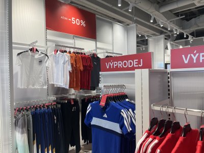 Oblečení v prodejně Worldbox