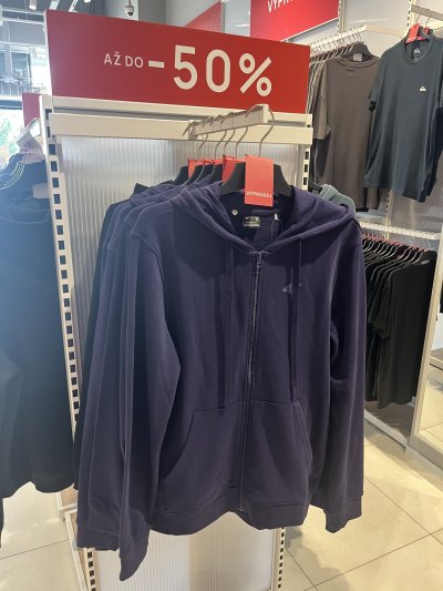 Mikina s 50% slevou v prodejně Worldbox
