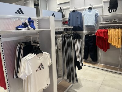 Oblečení v prodejně Worldbox