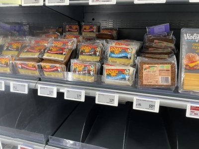 Různé druhy tofu a tempeh v českém supermarketu