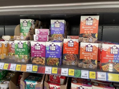 Různé druhy tofu v českém supermarketu