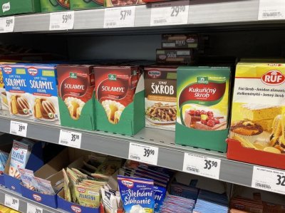 Regál v obchodě s jíškami a škroby