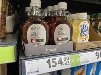 Javorový sirup v regálu