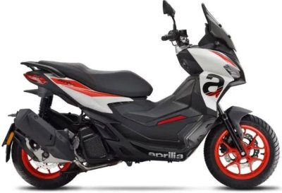 Černá motorka Aprilia