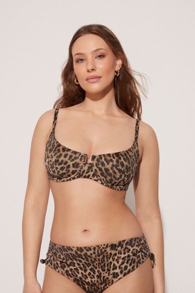 Plavky s leopardím vzorem na modelce