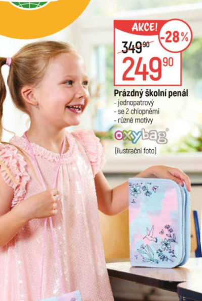 Holčička a školní penál v akci